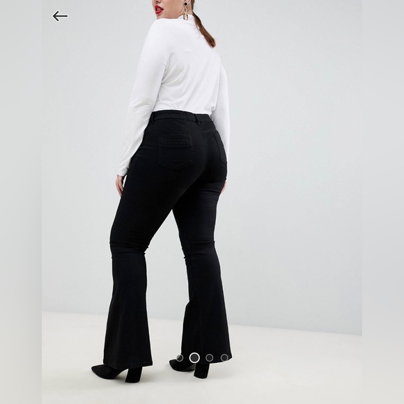 ASOS Curve - Bell Flare Jeans in Black - Picture 2 of 4